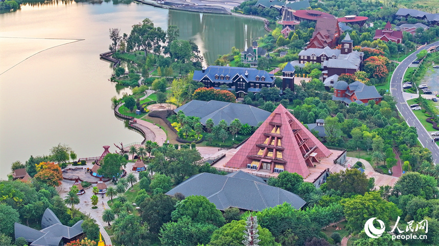 秋日里的南康家居小鎮景色美不勝收。人民網 朱海鵬攝