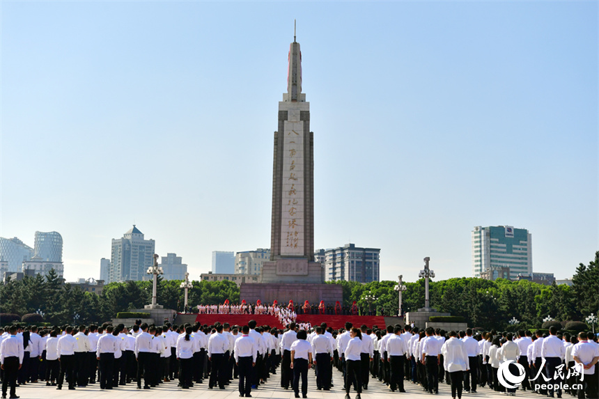 江西省舉行烈士紀念日向人民英雄敬獻花籃儀式。人民網記者 時雨攝