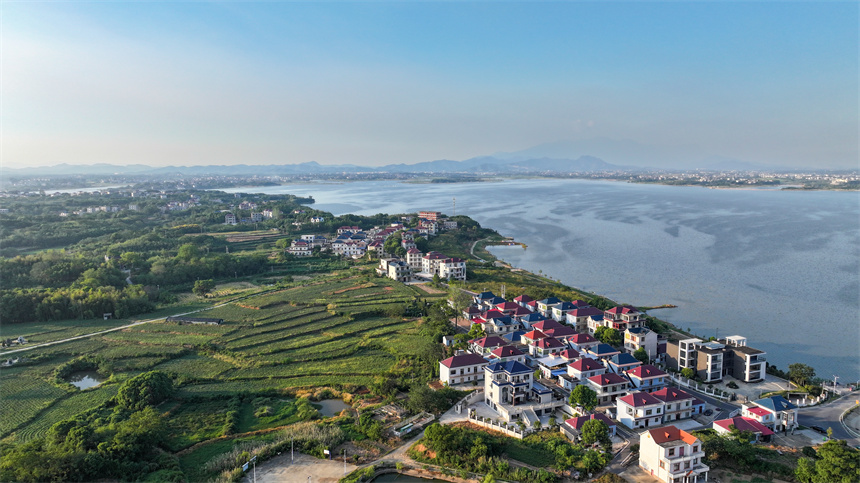 土牛村景美如畫。潘成攝