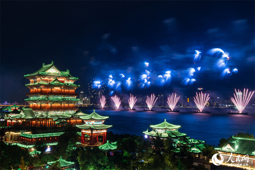 美輪美奐的煙花點亮南昌夜空。人民網 龍楚良攝