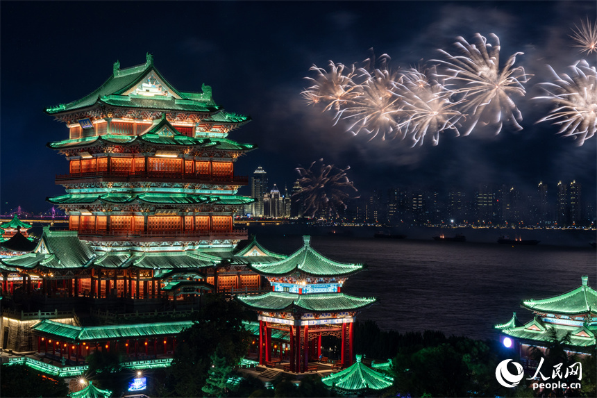 美輪美奐的煙花點亮南昌夜空。人民網 龍楚良攝