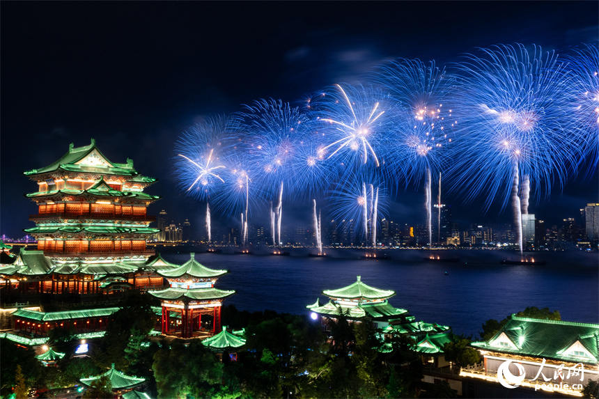 美輪美奐的煙花點亮南昌夜空。人民網 龍楚良攝