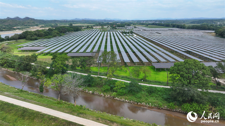 航拍鏡頭下，連片的光伏板在陽光下熠熠生輝。人民網記者羅娜攝