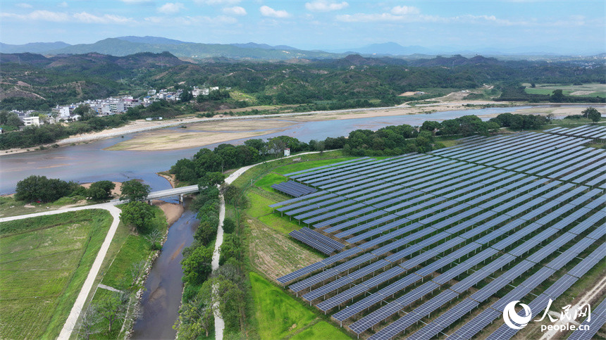 航拍鏡頭下，連片的光伏板在陽光下熠熠生輝。人民網記者羅娜攝