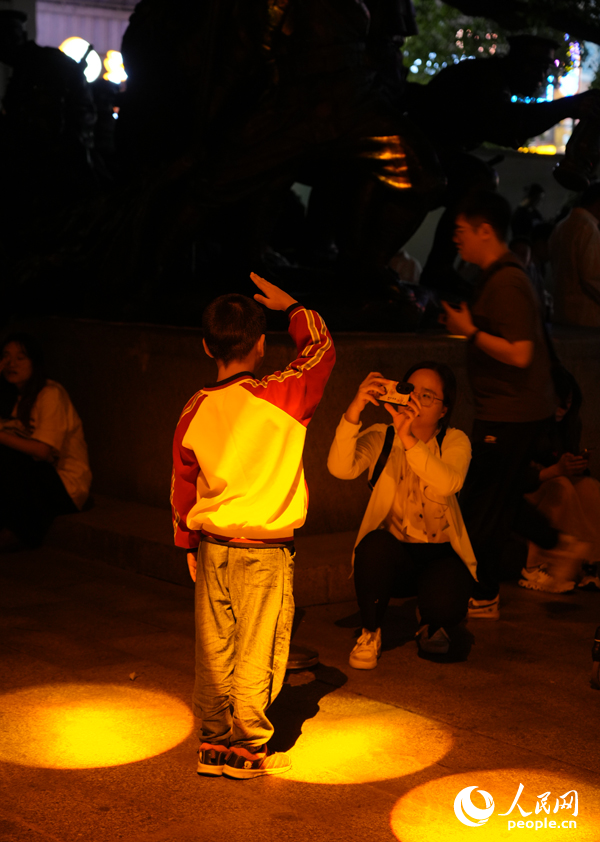 市民和游客在燈光秀現場打卡拍照。人民網記者 毛思遠攝