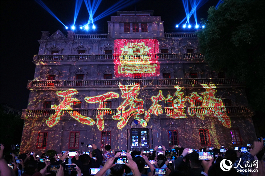 10月3日晚，南昌八一起義紀念館上演燈光秀，吸引眾多市民和游客駐足觀看。人民網記者 毛思遠攝