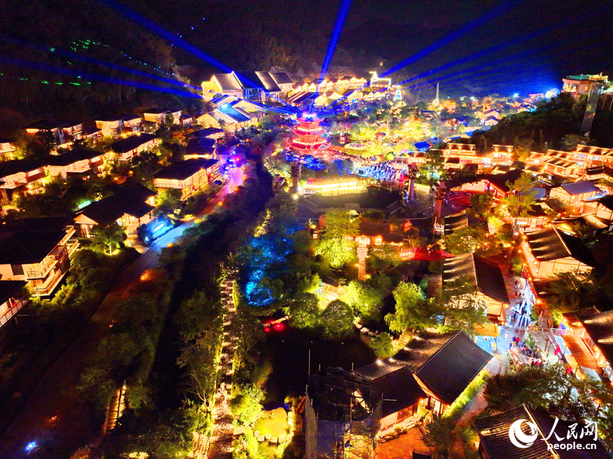 夜色中的上饒市鉛山縣葛仙山鎮葛仙村燈火璀璨、游人如織。人民網 朱海鵬攝