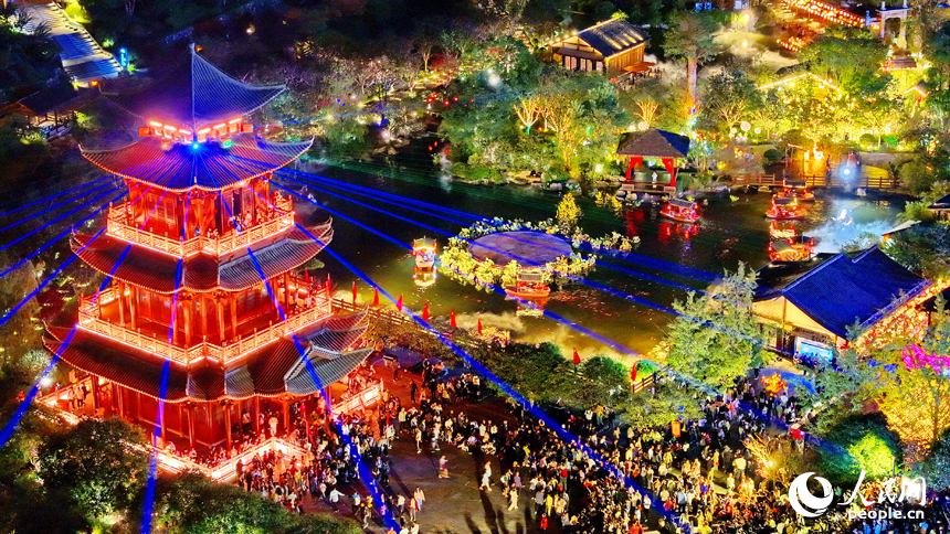 夜色中的上饒市鉛山縣葛仙山鎮葛仙村燈火璀璨、游人如織。人民網 朱海鵬攝