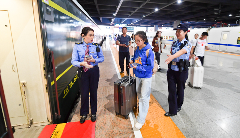 南昌站迎國慶假期返程客流高峰。沈鵬攝