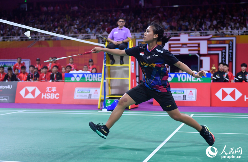 選手們正在賽場揮拍擊球。人民網記者 時雨攝