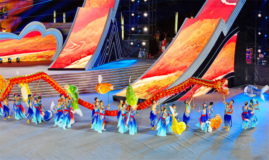 第十七屆中國民間文藝山花獎優秀民間藝術表演作品精彩亮相，吸引眾多觀眾觀看。人民網 朱海鵬攝