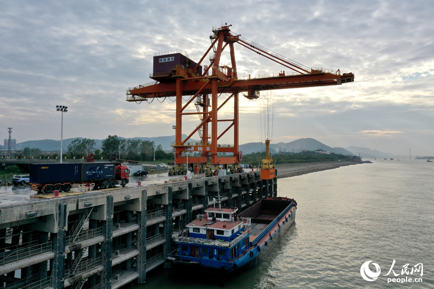 長江九江口岸瑞昌港區公用碼頭上，吊機正在將外貿集裝箱吊起。人民網記者 時雨攝