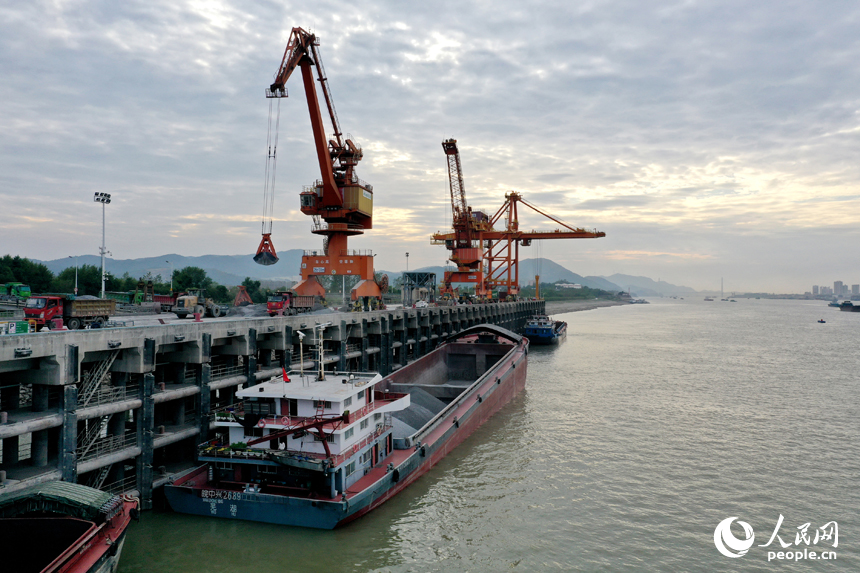 長江九江口岸瑞昌港區公用碼頭上，吊機正在進行裝卸作業。人民網記者 時雨攝