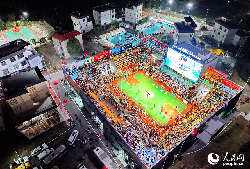 2024年江西省和美鄉村籃球（村BA）總決賽在贛州市南康區龍回鎮坪沙村舉辦。人民網 朱海鵬攝