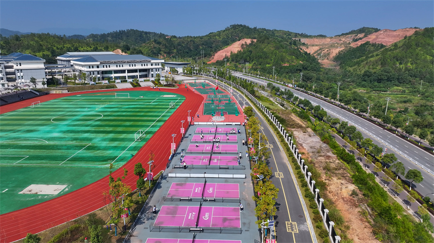 操場上，學生們正在練習匹克球。人民網 涂詩軒攝