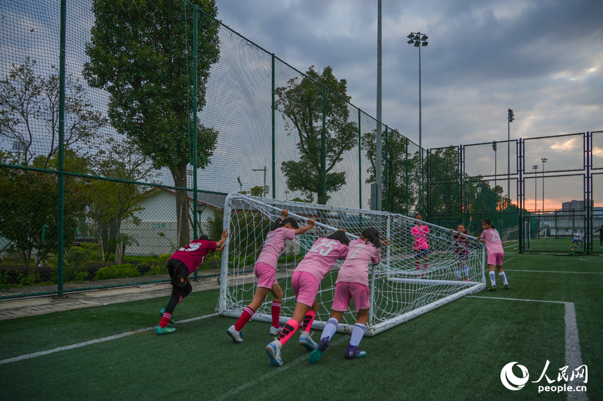 訓練前，學生們一起推球門。人民網 涂詩軒攝