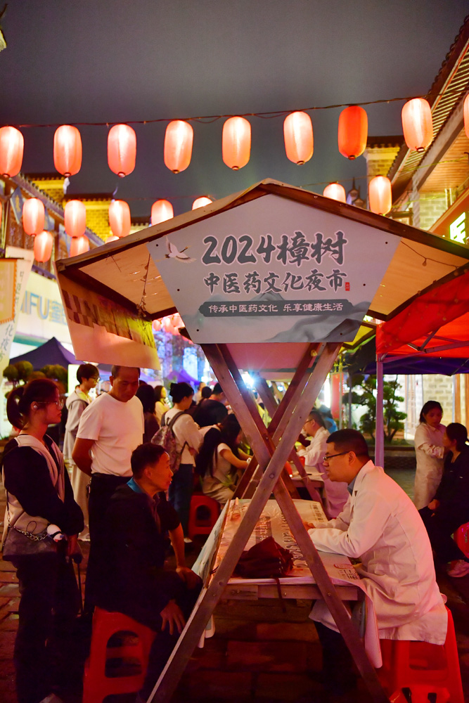 中醫在夜市上為市民把脈問診、答疑解惑。人民網記者 時雨攝
