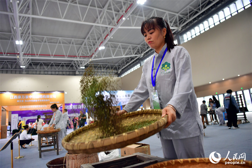第55屆樟樹藥交會活動現場，藥工展示具有樟幫特色的炮制技藝項目。人民網記者 時雨攝