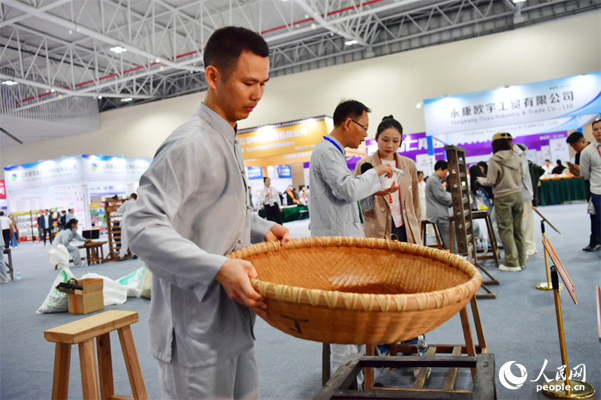 第55屆樟樹藥交會活動現場，藥工展示具有樟幫特色的炮制技藝項目。人民網記者 時雨攝