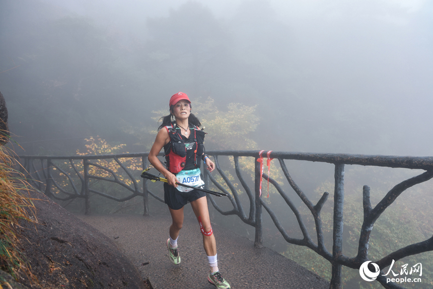 選手們盡情奔跑，享受越野帶來的樂趣。人民網記者 時雨攝