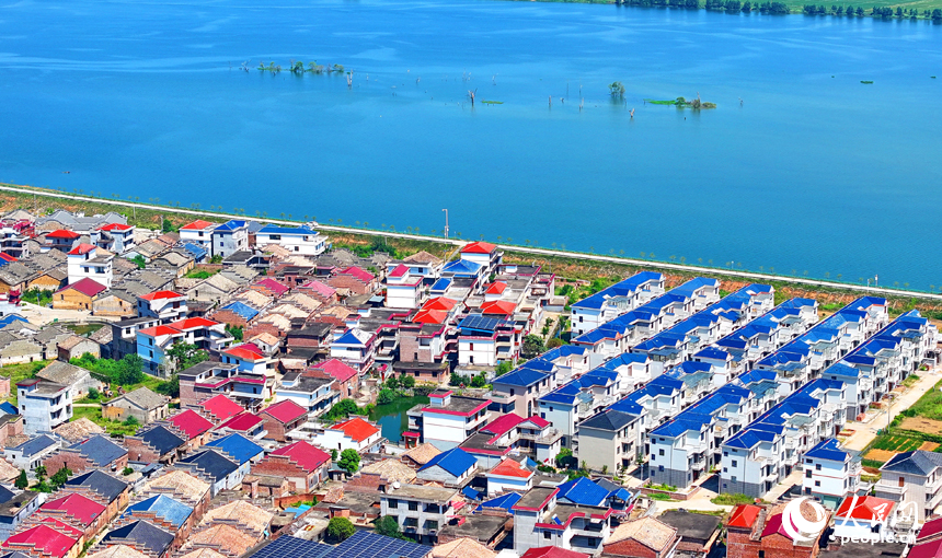 吉安市吉水縣楓江鎮上隴洲村，錯落有致的房屋與河流、綠樹、田野相映成景。人民網 朱海鵬攝