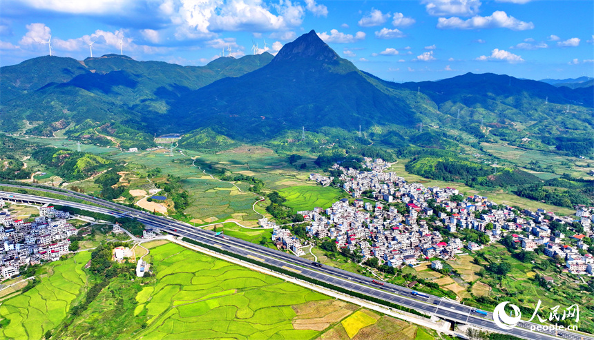 俯瞰吉安市遂川縣巾石鄉巾石村高速公路沿線的美麗鄉村。人民網 朱海鵬攝