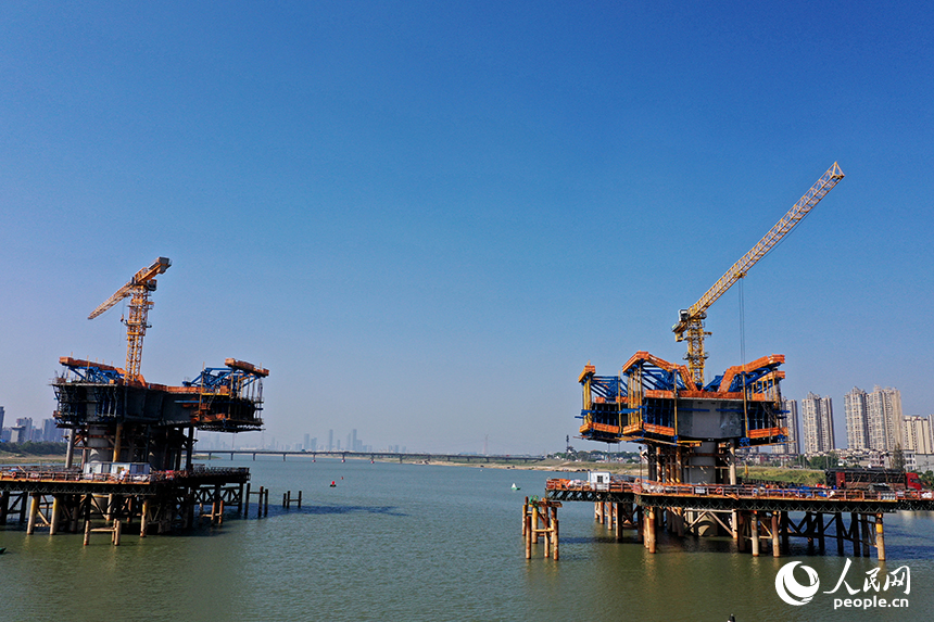 隆興大橋（北二環一期）施工現場塔吊林立，工人們正在橋墩上加緊施工。人民網記者 時雨攝
