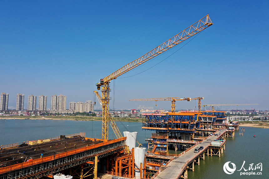 隆興大橋（北二環一期）施工現場塔吊林立，工人們正在橋墩上加緊施工。人民網記者 時雨攝