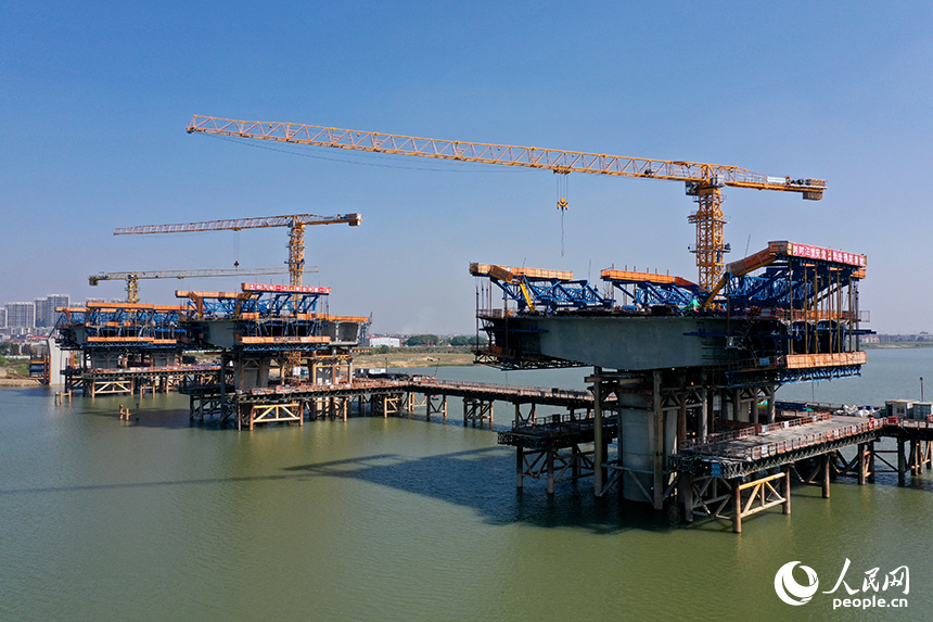 隆興大橋（北二環一期）施工現場塔吊林立，工人們正在橋墩上加緊施工。人民網記者 時雨攝