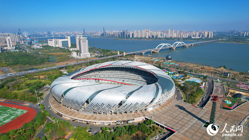 近日，南昌市贛江兩岸秋色宜人，與藍天和城市樓群相映成景。人民網記者 毛思遠攝