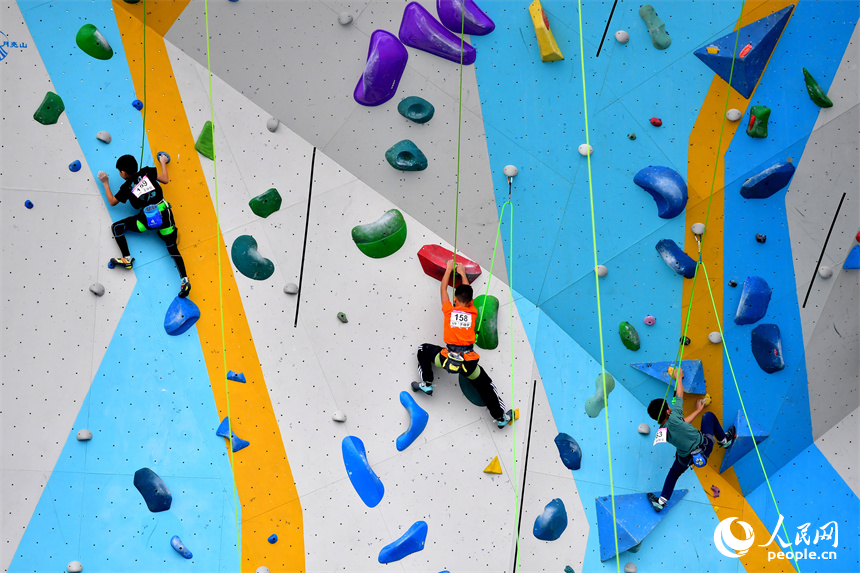 2024全國青少年U系列攀巖聯賽在全南縣開賽。圖為青少年運動員們“飛檐走壁”展開激烈角逐。人民網記者 時雨攝
