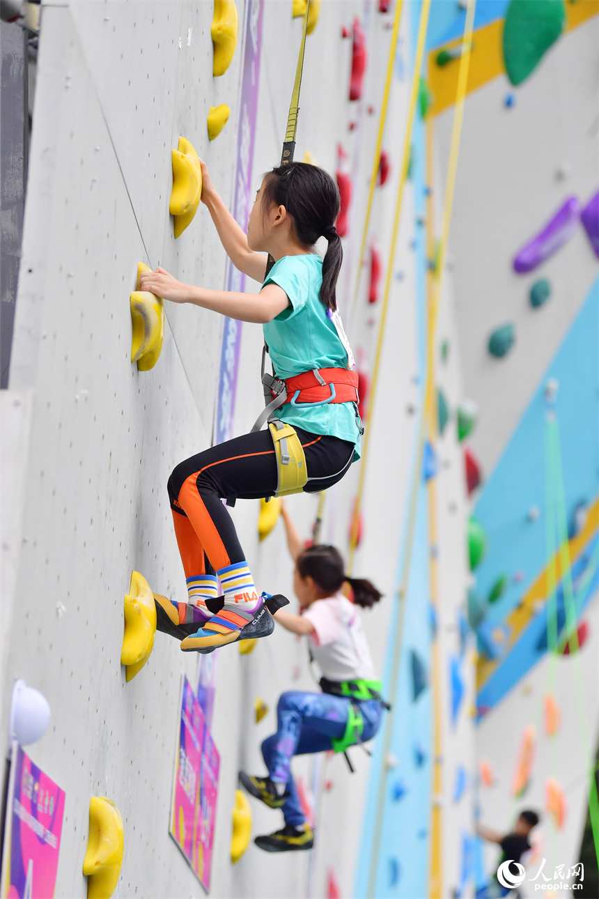 2024全國青少年U系列攀巖聯賽在全南縣開賽。圖為青少年運動員們“飛檐走壁”展開激烈角逐。人民網記者 時雨攝