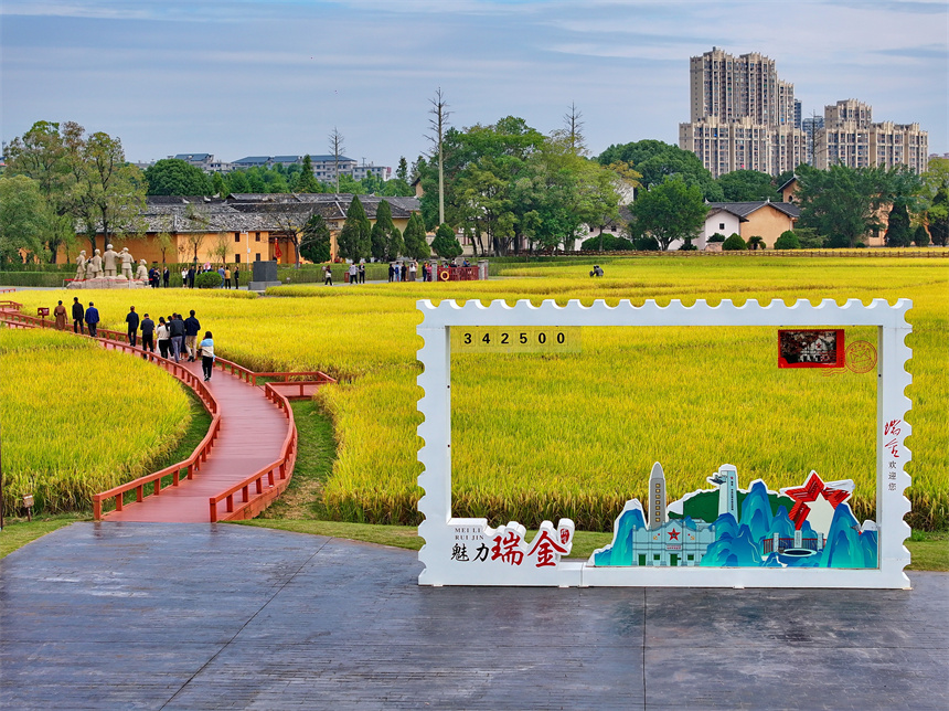 瑞金市紅井景區，許多游客在參觀“紅井”，接受愛國主義和革命傳統教育。人民網 朱海鵬攝