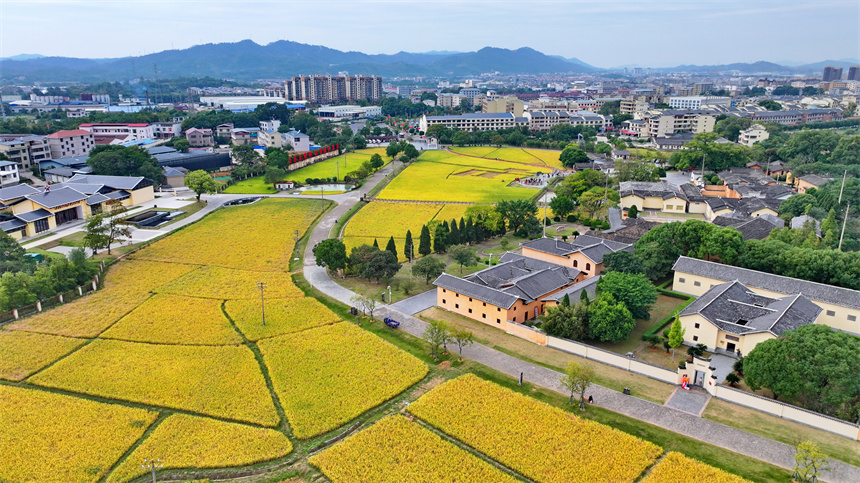 瑞金市紅井景區，許多游客在參觀“紅井”，接受愛國主義和革命傳統教育。人民網 朱海鵬攝
