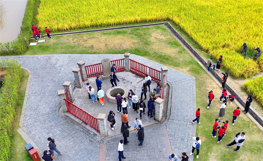 瑞金市紅井景區，許多游客在參觀“紅井”，接受愛國主義和革命傳統教育。人民網 朱海鵬攝