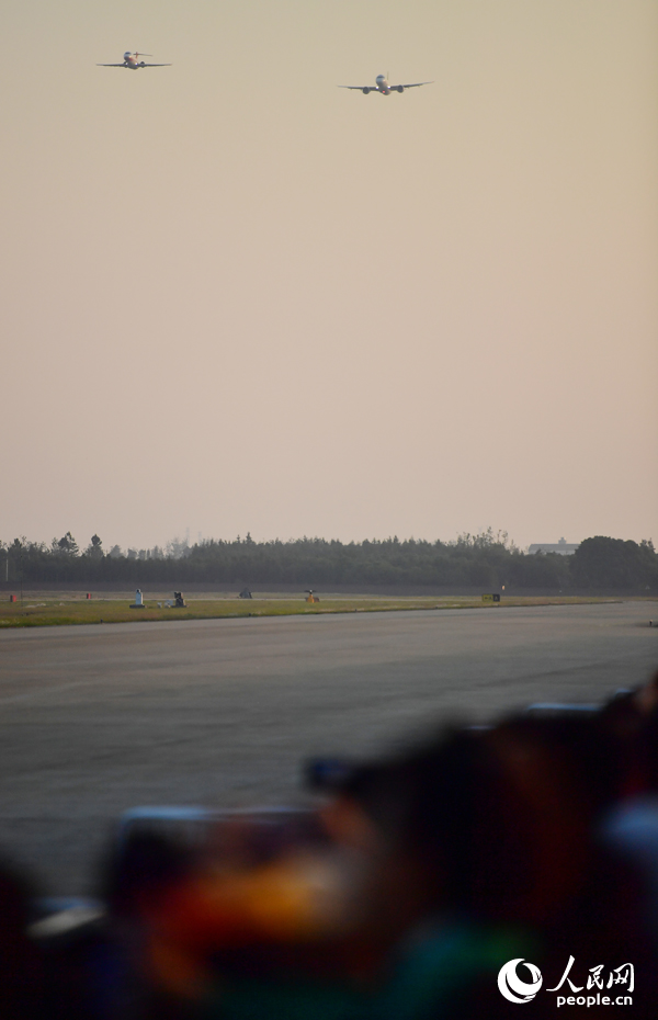 ARJ21和C919飛機首次雙機編隊飛行表演，展示了國產客機的良好飛行性能。人民網記者 時雨攝