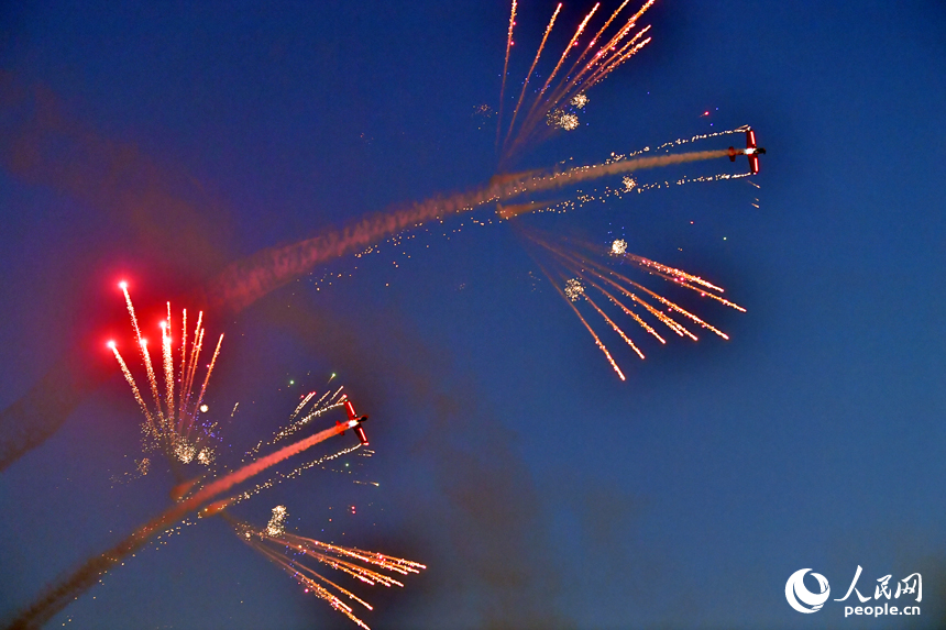 特技表演飛行隊在空中進行飛行表演。人民網記者 時雨攝