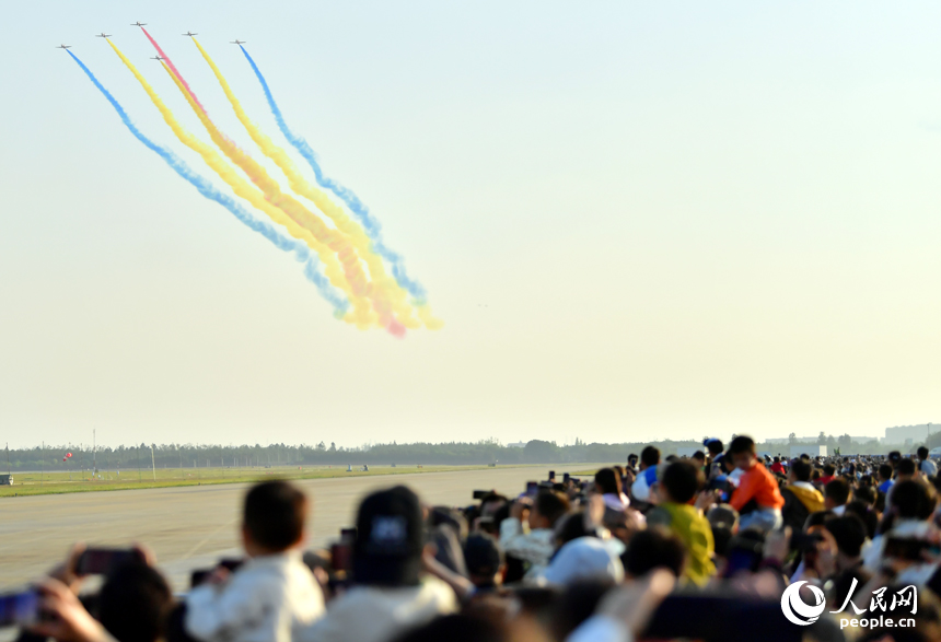 特技表演飛行隊在空中進行飛行表演。人民網記者 時雨攝