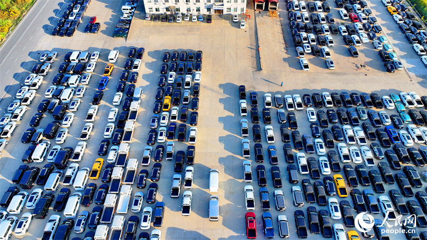 南昌國際陸港商品汽車貨運車間，大批新出廠的商品汽車排起長隊搭乘火車銷售至世界各地。人民網 朱海鵬攝