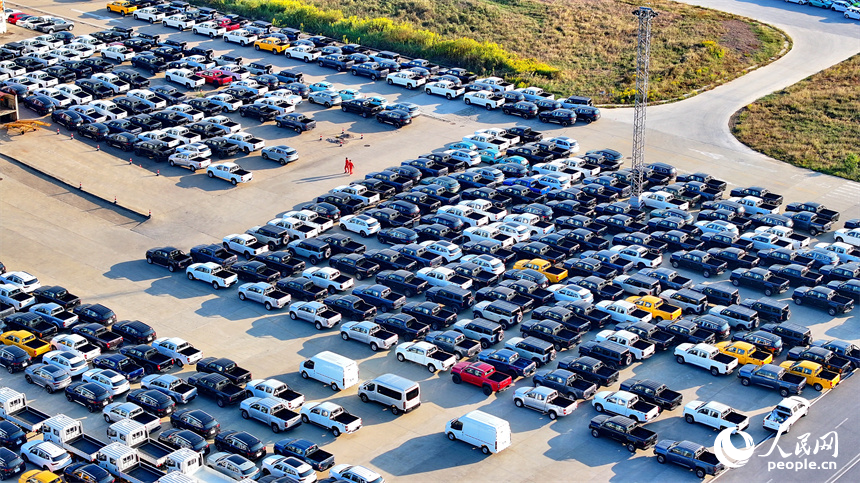 南昌國際陸港商品汽車貨運車間，大批新出廠的商品汽車排起長隊搭乘火車銷售至世界各地。人民網 朱海鵬攝