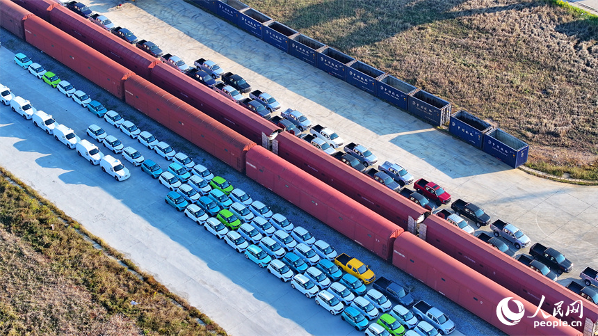 南昌國際陸港商品汽車貨運車間，大批新出廠的商品汽車排起長隊搭乘火車銷售至世界各地。人民網 朱海鵬攝
