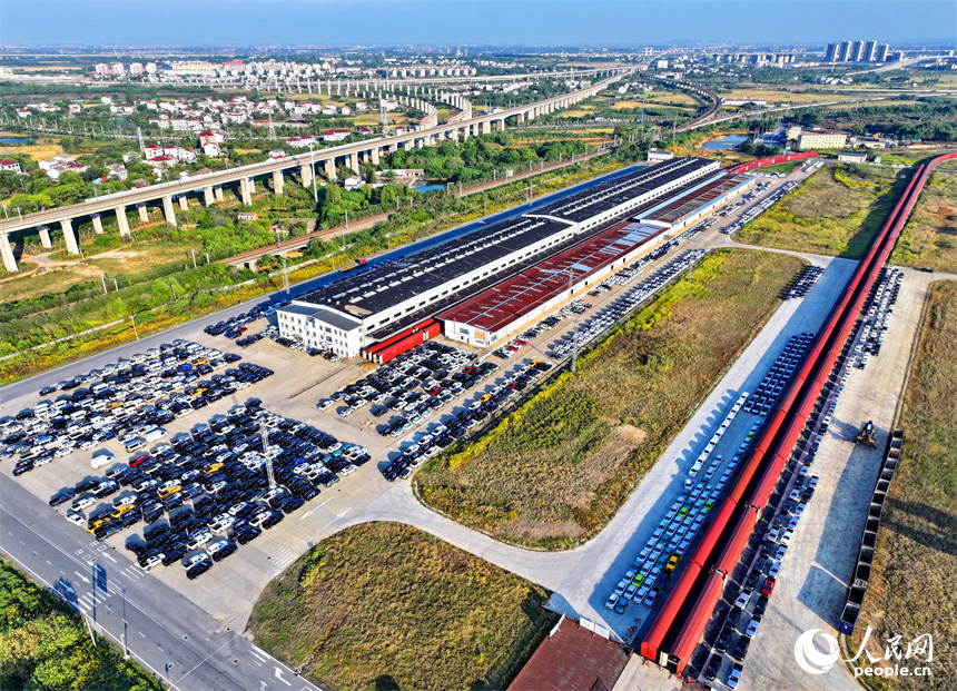 南昌國際陸港商品汽車貨運車間，大批新出廠的商品汽車排起長隊搭乘火車銷售至世界各地。人民網 朱海鵬攝