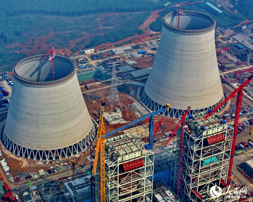 上高縣的一家清潔煤電火力發電廠工地，冷卻塔、配套廠房等設施項目建設有序推進。人民網 朱海鵬攝