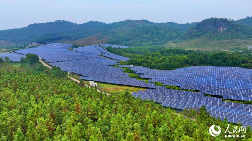 宜春市上高縣翰堂鎮的“農光互補”光伏發電站，太陽能光伏發電板連片分布。人民網 朱海鵬攝