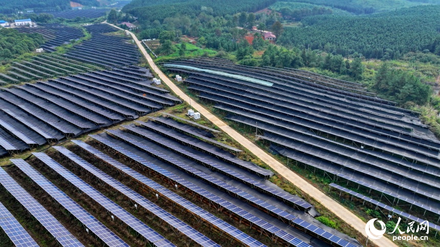 宜春市上高縣翰堂鎮的“農光互補”光伏發電站，太陽能光伏發電板連片分布。人民網 朱海鵬攝