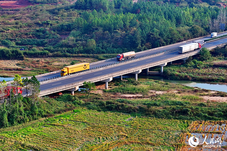 撫州市廣昌縣甘竹鎮，濟廣高速公路各類物流、快遞貨車疾馳，物流繁忙有序。人民網 朱海鵬攝