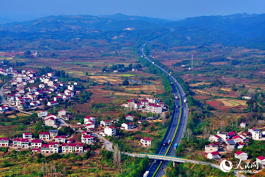 撫州市廣昌縣甘竹鎮，濟廣高速公路各類物流、快遞貨車疾馳，物流繁忙有序。人民網 朱海鵬攝