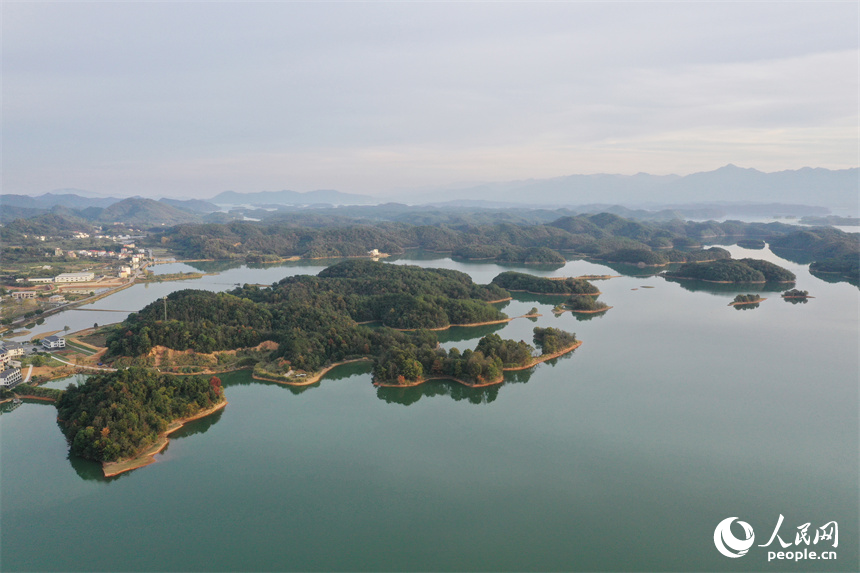 武寧縣廬山西海大小不一的島嶼嵌在湖中，航拍鏡頭下，宛若一幅秀美的山水畫展現在眼前。人民網記者 時雨攝