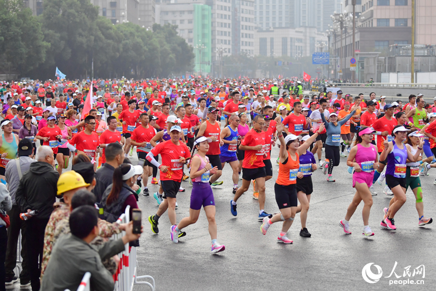 2024南昌馬拉松鳴槍開賽，35000名跑友用腳步丈量英雄城的激情與歡樂。人民網記者 時雨攝
