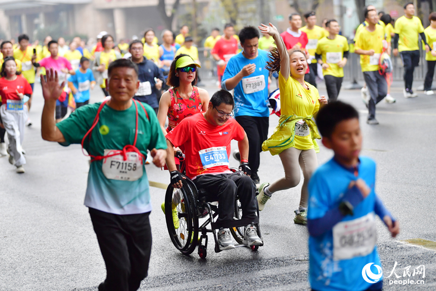 2024南昌馬拉松鳴槍開賽，35000名跑友用腳步丈量英雄城的激情與歡樂。人民網記者 時雨攝